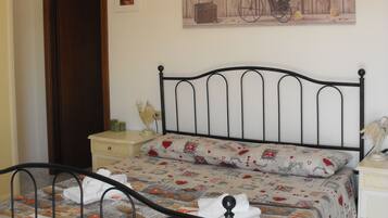3 bedrooms, iron/ironing board, internet, bed sheets