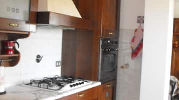 Refrigerador, horno, lavavajillas y utensilios de cocina