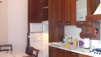 Refrigerador, horno, lavavajillas y utensilios de cocina