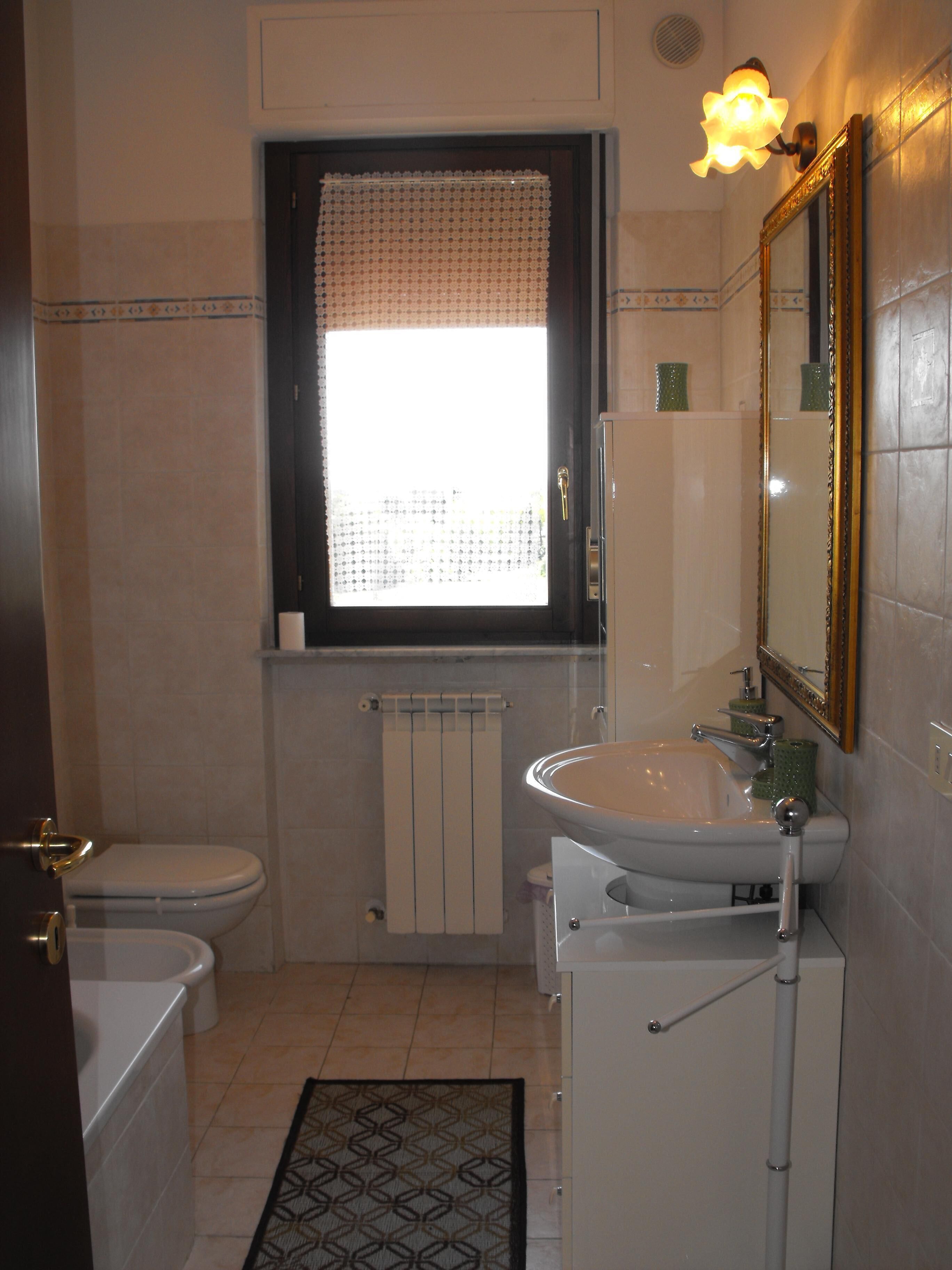 Combinazione doccia/vasca, asciugacapelli, asciugamani