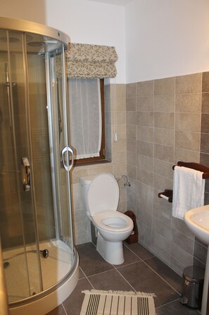 Tvåbäddsrum | Badrum | Dusch, gratis toalettartiklar och hårtork