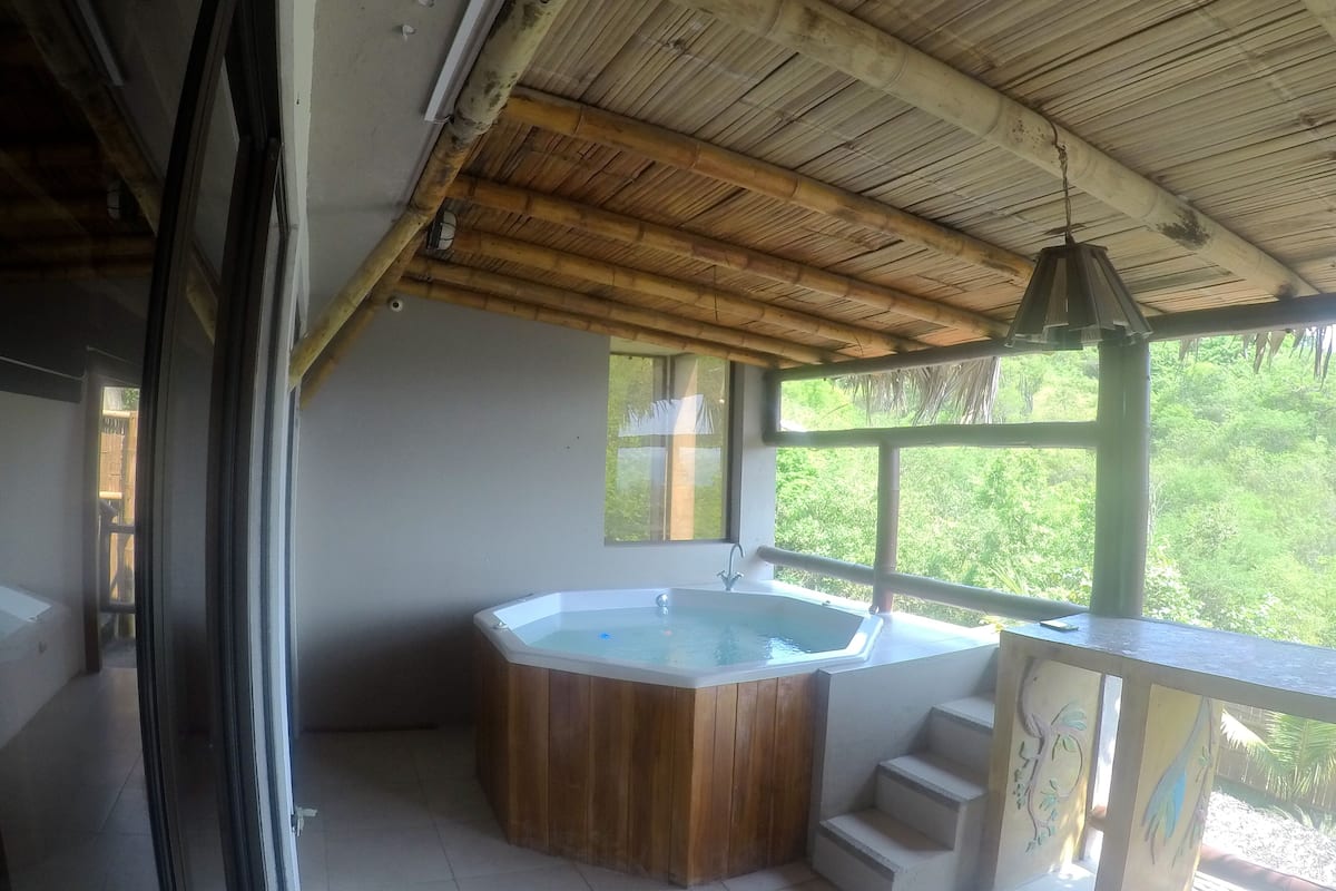 Villa estándar, varias camas, para no fumadores | Tina de hidromasaje privada