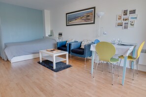 1 bedroom, iron/ironing board, WiFi, bed sheets - Quiet and comfortable beachfront apartment - Private parking (La Rochelle)