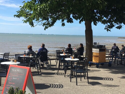 Quiet and comfortable beachfront apartment - Private parking