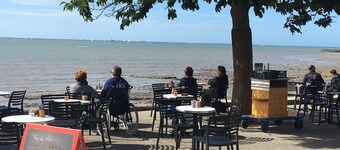 Rustig en comfortabel appartement aan het strand - eigen parkeerplaats en gratis fietsen