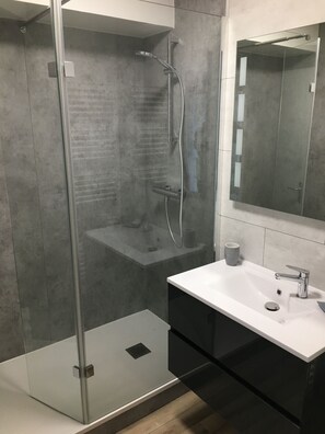 Shower, hair dryer, towels, soap - Quiet and comfortable beachfront apartment - Private parking (La Rochelle)