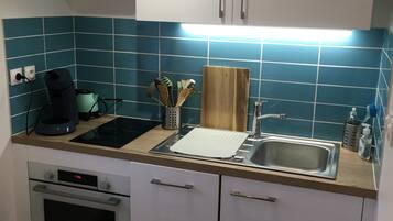 Réfrigérateur, micro-ondes, four, plaque de cuisson