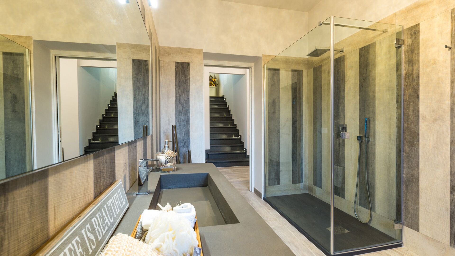 Baignoire, sèche-cheveux, bidet, serviettes fournies