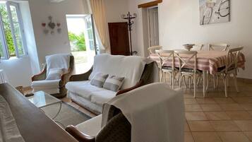 Televisie en een open haard