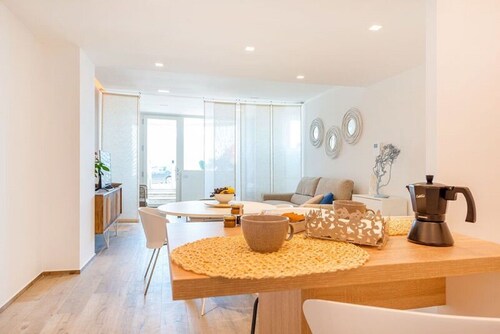 Sea view residence strategically positioned 