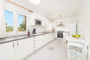 Jääkaappi, mikroaaltouuni, uuni, liesi