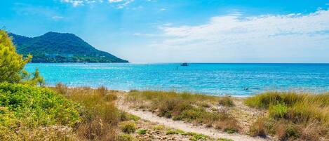 Vlak bij het strand, ligstoelen aan het strand, strandlakens