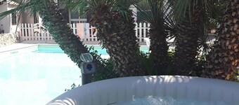 Orange villa with lawn and use of swimming pool and jacuzzi only 300 meters from the sea