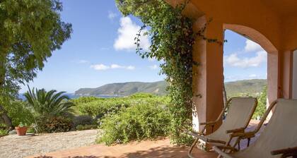 Villino Lacona bietet Platz für 6 Personen mit Platz im Freien