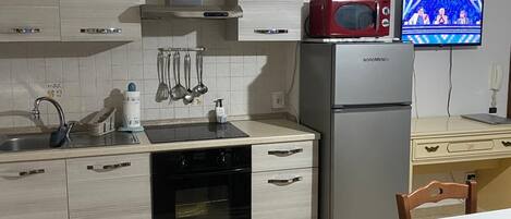 Kühlschrank, Mikrowelle, Ofen, Herdplatte