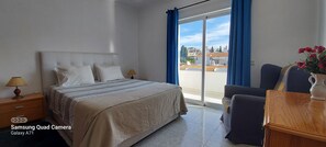 2 chambres, fer et planche à repasser, Wi-Fi gratuit, draps fournis