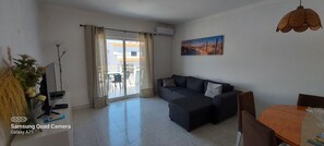 TV - Apartment with pool, garage and Wi-Fi 300 meters from the beach (Carvoeiro)
