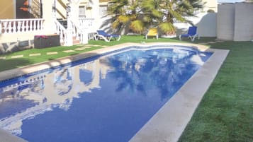 Een buitenzwembad en een verwarmd zwembad