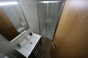 Ducha, secador de pelo, toallas, shampoo