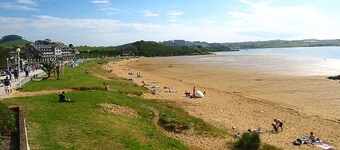 Appartement rural face à la plage avec piscine et court de paddle-tennis.