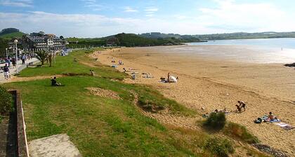 Maaseudulla huoneisto rannalla uima-allas ja meloa tenniskenttä.