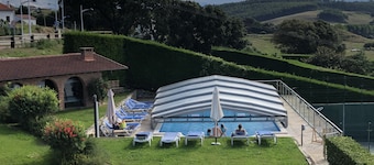Ländliche Wohnung mit Blick auf den Strand mit Pool und Paddle-Tennisplatz.