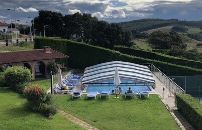 Rural apartment facing the beach with swimming pool and paddle tennis court.