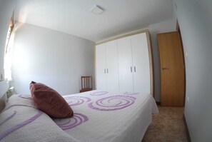 2 bedrooms, iron/ironing board, travel cot, WiFi