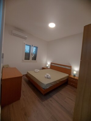 2 slaapkamers, een strijkplank/strijkijzer, gratis wifi, beddengoed