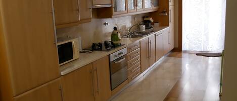 Microwave, dishwasher, coffee/tea maker, cookware/dishes/utensils