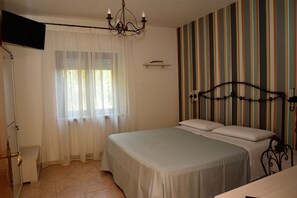 1 bedroom, iron/ironing board, travel cot, WiFi