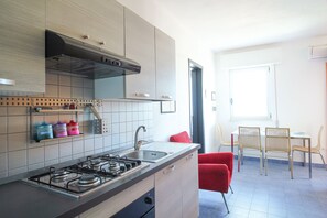 Réfrigérateur, four, plaque de cuisson, cafetière/bouilloire