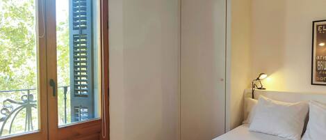 1 habitación, tabla de planchar con plancha, wifi y ropa de cama