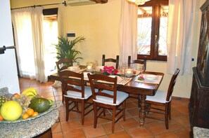 Dining - Villa Charlie 100 meters from the beach of Porto Giunco (Villasimius)