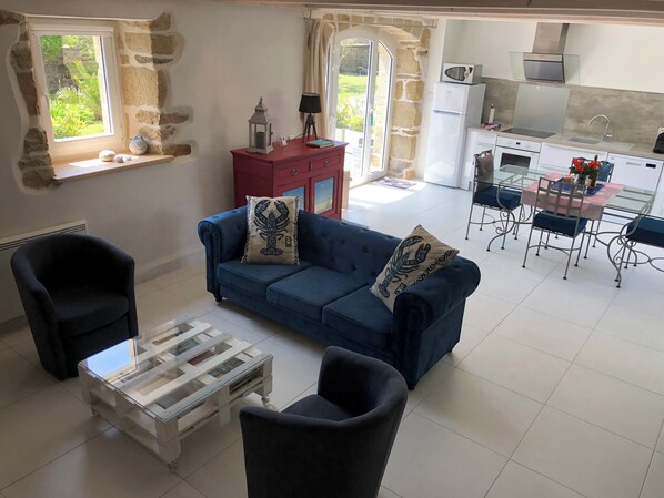 Een smart-tv, een dvd-speler, een tafeltennistafel en boeken