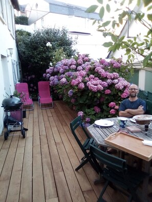 Outdoor dining - A cottage in Brittany! Seaside almost feet in the water  (Plérin)