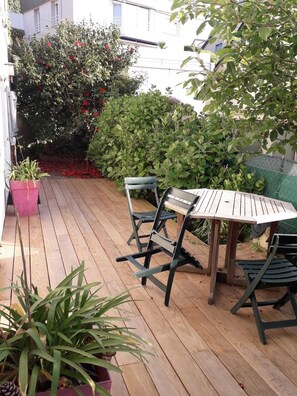 Outdoor dining - A cottage in Brittany! Seaside almost feet in the water  (Plérin)