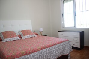 3 slaapkamers, een strijkplank/strijkijzer, reisbedje, gratis wifi