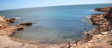 Una spiaggia nelle vicinanze
