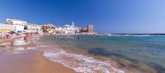 Agamennone, appartement neuf et spacieux avec terrasse, à 20 mètres de la mer