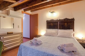 2 bedrooms, iron/ironing board, travel cot, free WiFi - Agamennone, apartment at 20 mt. from the sea in the centre of Punta Secca (Punta Secca)