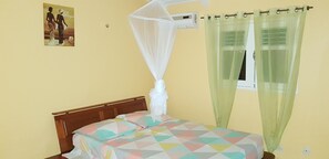 1 bedroom, iron/ironing board, WiFi, bed sheets - Rental of a tourist F2 apartment (1 air-conditioned room): Alamanda (sainte anne)
