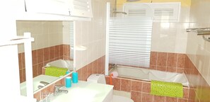 Secador de pelo, toallas