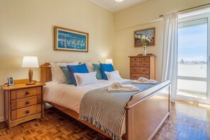 2 slaapkamers, een strijkplank/strijkijzer, gratis wifi, beddengoed