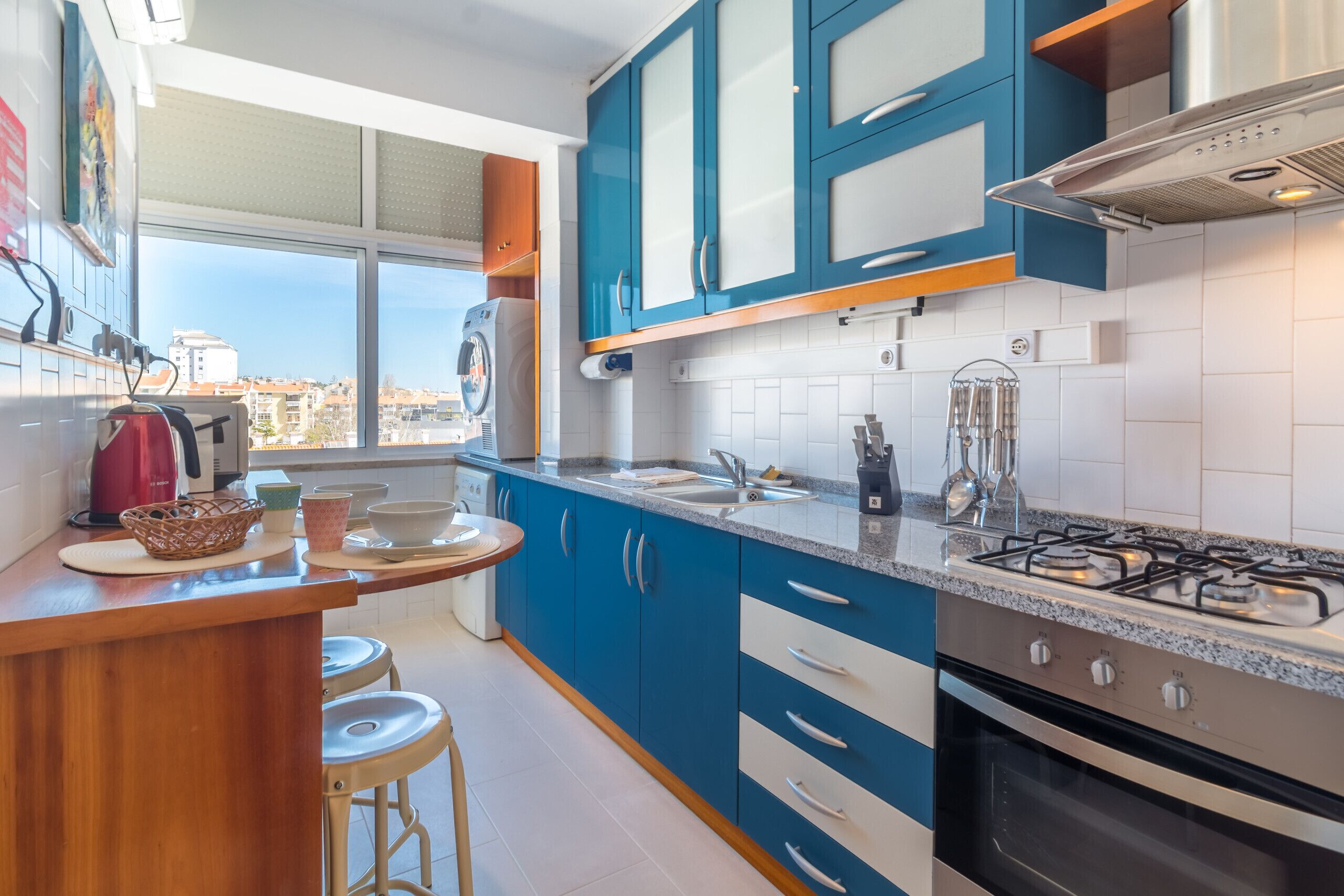 Kühlschrank, Mikrowelle, Ofen, Wasserkocher mit Kaffee-/Teezubehör