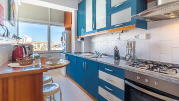 Kühlschrank, Mikrowelle, Ofen, Wasserkocher mit Kaffee-/Teezubehör