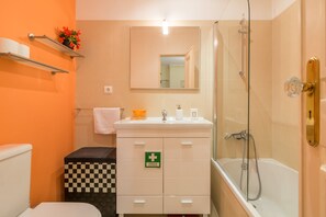 Badekar, hårføner, bidé og håndklær