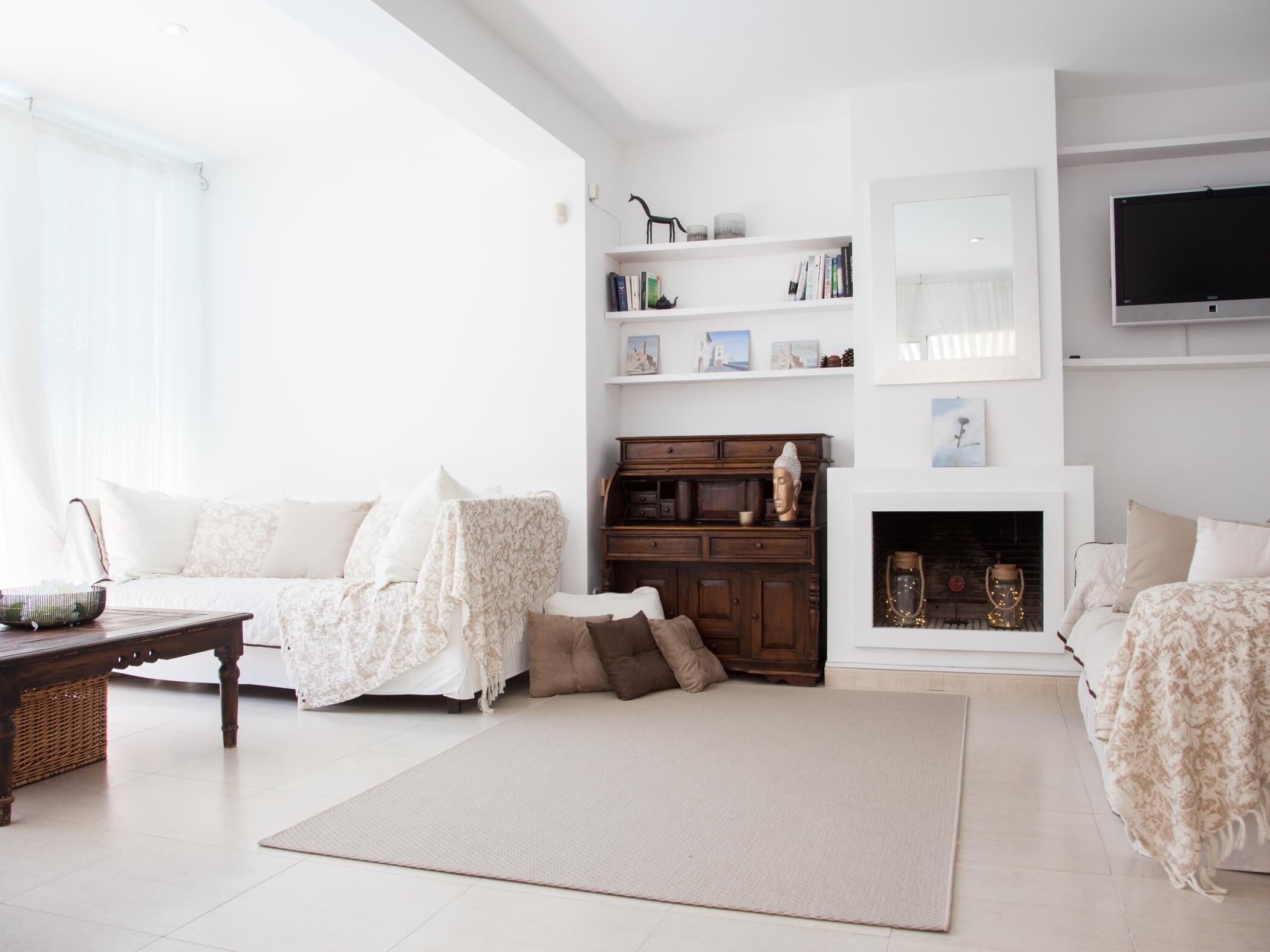 TV, fireplace