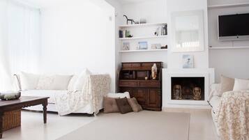 TV, fireplace