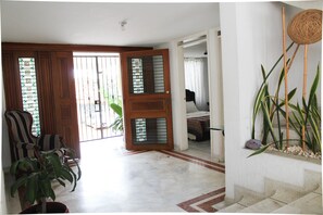 6 chambres, fer et planche à repasser, Wi-Fi, draps fournis